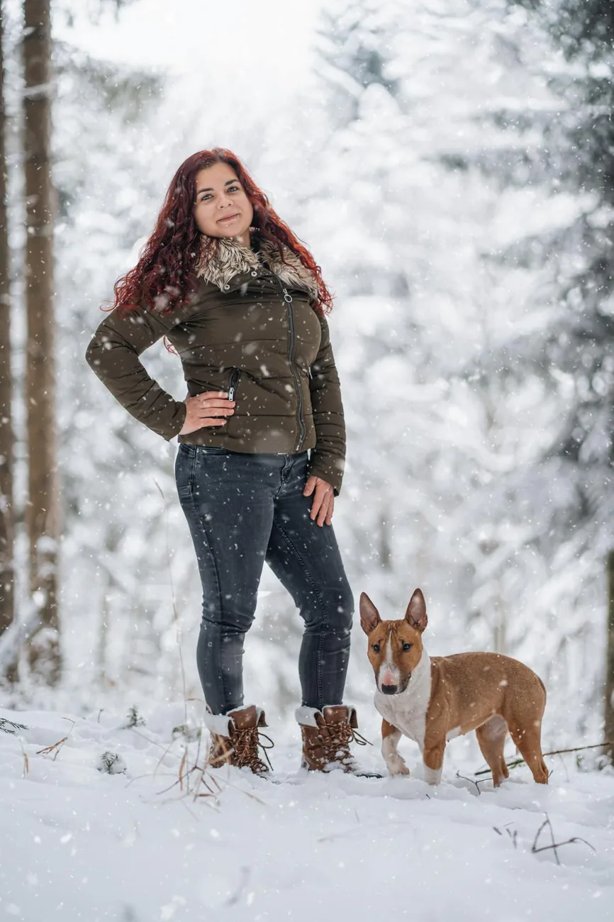 Sharon Bosshard, diplomierte Hundecoiffeuse von Hundesalon Fancy, mit ihrem Bullterrier